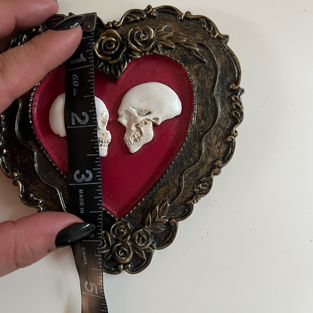 Heart-Shaped Skull Wall Decor - Picture 5 of 5